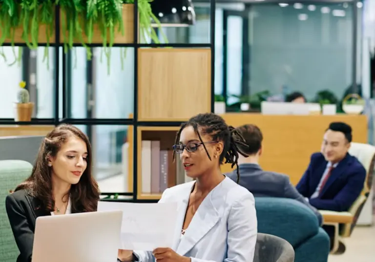 Rendez-vous au bureau et échanges entre deux femmes