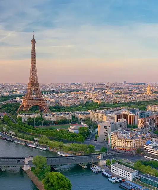 Vue aérienne sur les immeubles parisiens et la Tour Eiffel