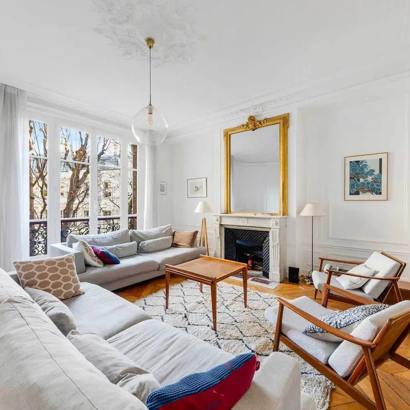Salon meublé d'un appartement rénové et chaleureux