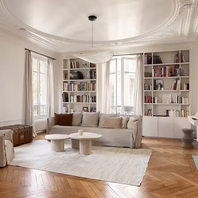 Bibliothèque dans un salon d'un appartement