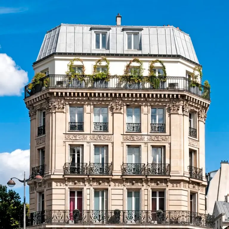 Immeuble haussmannien à Paris avec ciel bleu