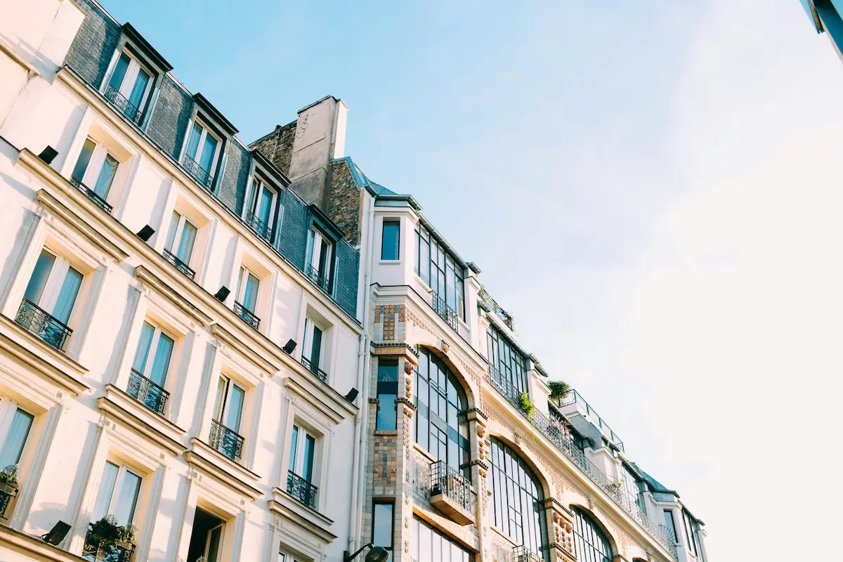 Façade ensoleillée  d'un immeuble haussmannien à Paris